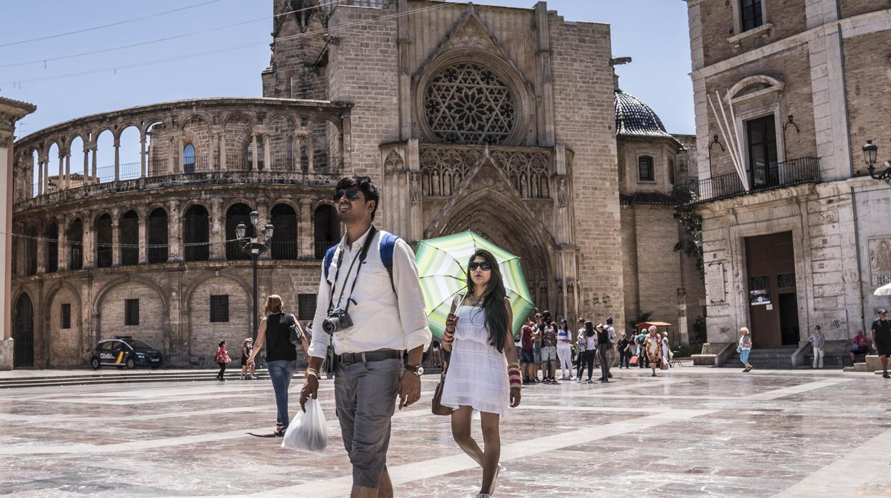 Imagen de unos turistas tomada en el centro de Valencia