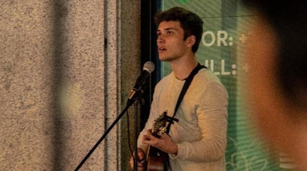 El cantante callejero que enamora a Sol y Gran Vía: «Aprendí gracias a YouTube»