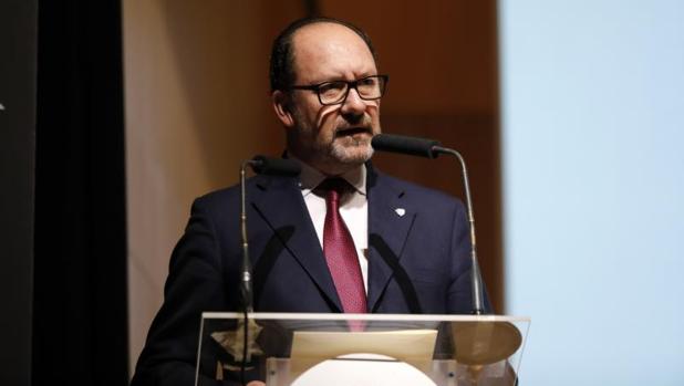 Sanidad expedientará al alcalde de Orihuela al no hallar pruebas de que trabajara en su departamento