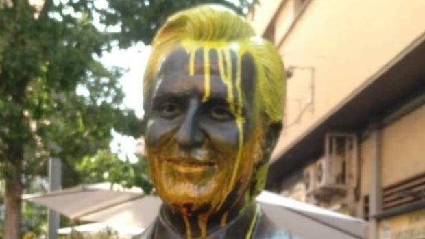 Pintan de amarillo la estatua de Manolo Escobar en Badalona