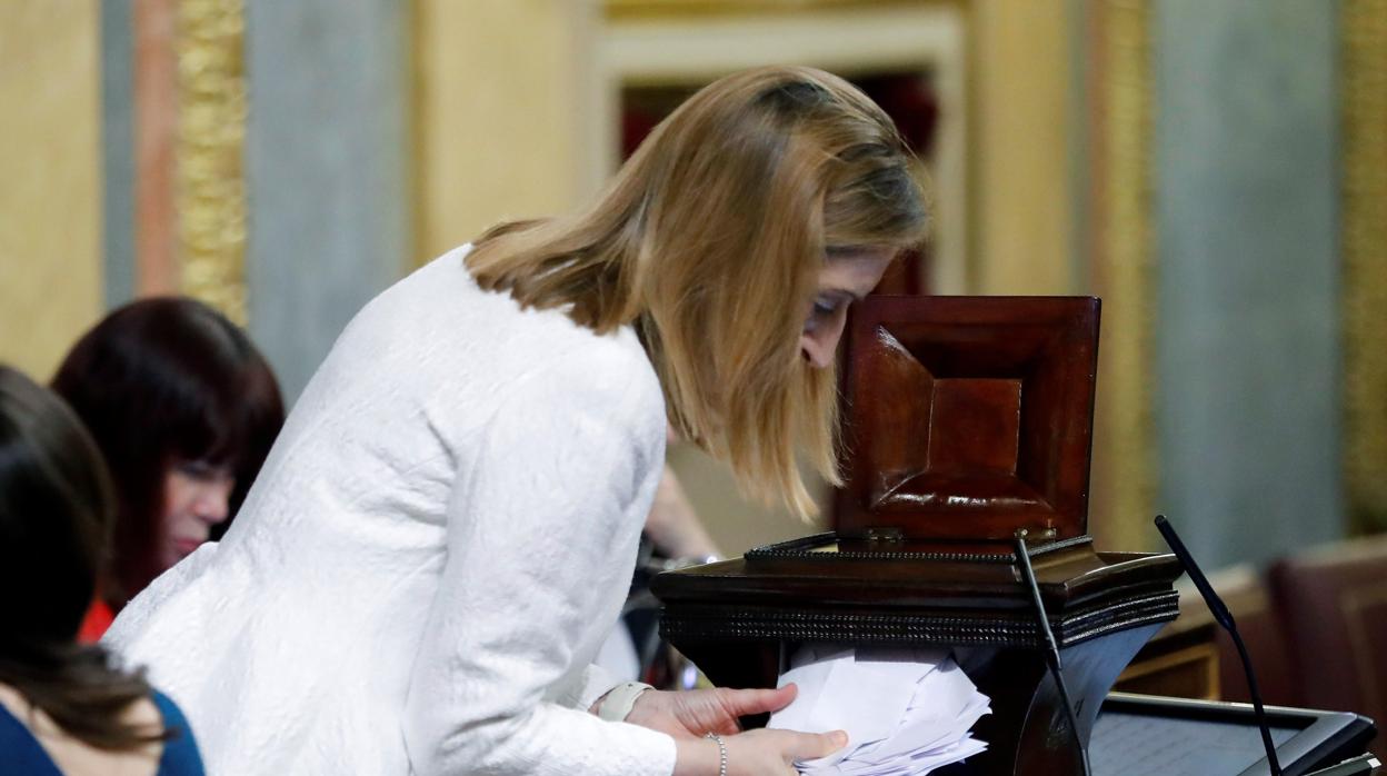 La presidenta del Congreso durante el recuento de la votación del pasado lunes