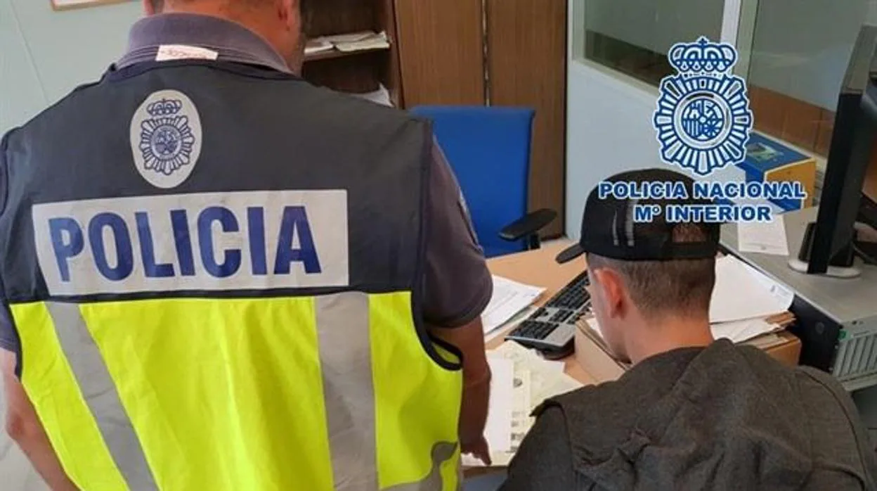 Agentes de la Policía Nacional registran uno de los ayuntamientos