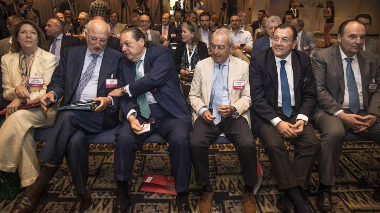 Federico Félix (centro), Vicente Boluda y Juan Roig (conversando) y otros empresarios en la reunión de este miércoles en Valencia por el Corredor Mediterráneo