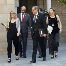 Quim Torra, acompañado de la portavoz del Govern, Elsa Artadi, camino a la reunión semanal del ejecutivo catalán