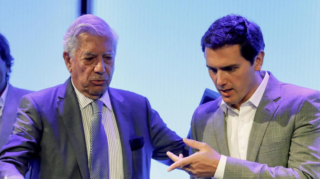 El líder de Cs, Albert Rivera, con el escritor Mario Vargas Llosa en el XI Foro Atlántico en la Casa de América