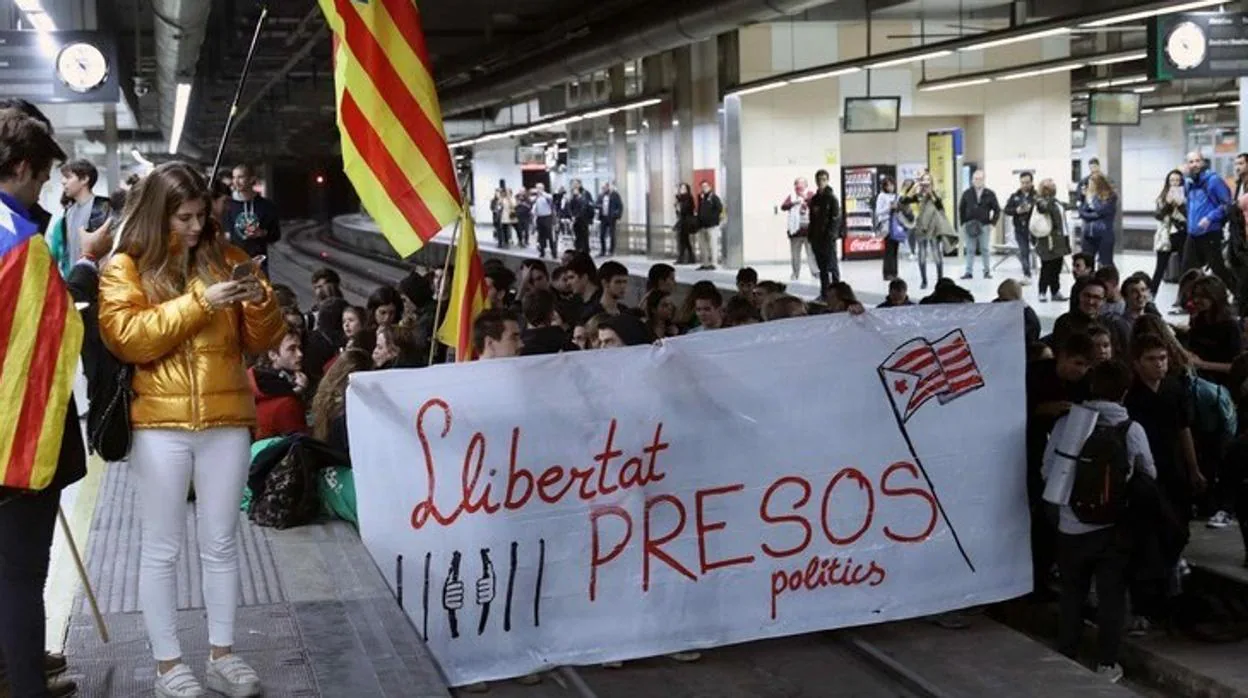 Una manifestación en la estación de Sants de Barcelona