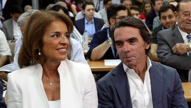 Aznar pide a Santamaría y Casado que eviten la guerra y formen «un PP integrado y fuerte»