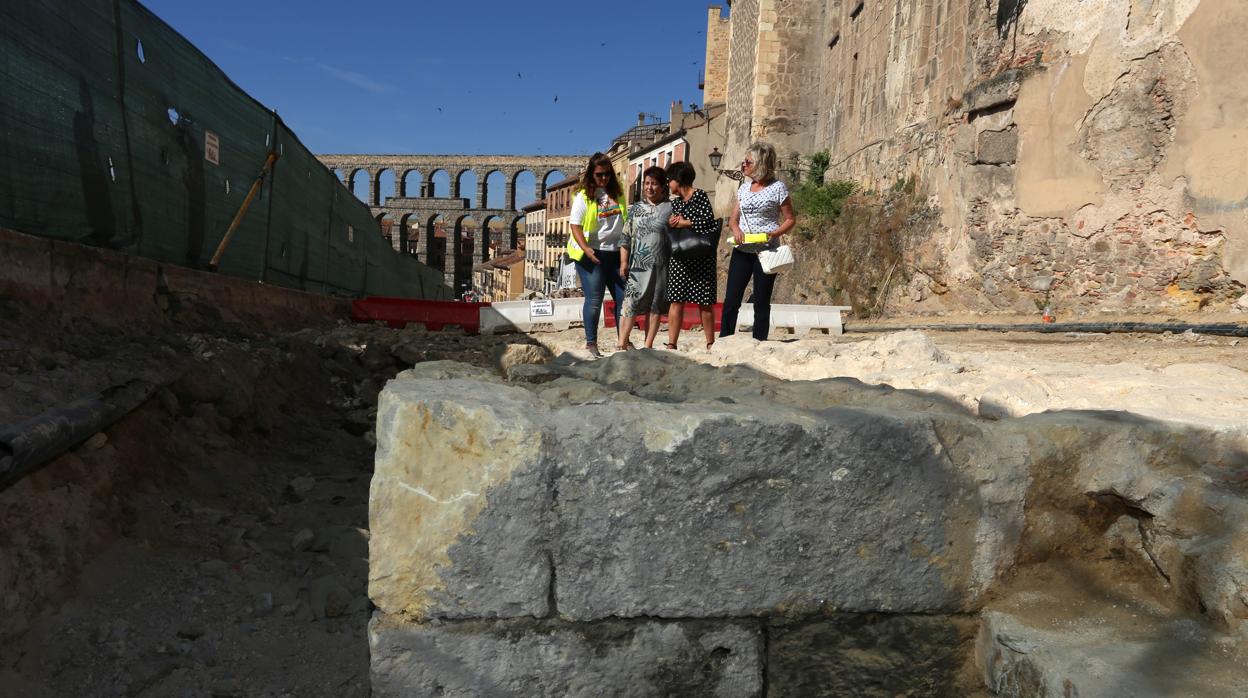 La alcaldesa de Segovia, Clara Luquero, informa sobre la aparición de vestigios del cubo medieval de la muralla bajo las obras de la calle San Juan