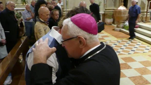 El abrazo del obispo al sacerdote gay canario tras casarse: «No estamos ante un tribunal»