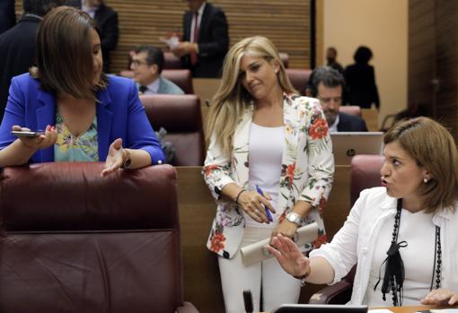 Isabel Bonig y María José Catalá conversan en las Cortes Valencianas en presencia de Eva Ortiz