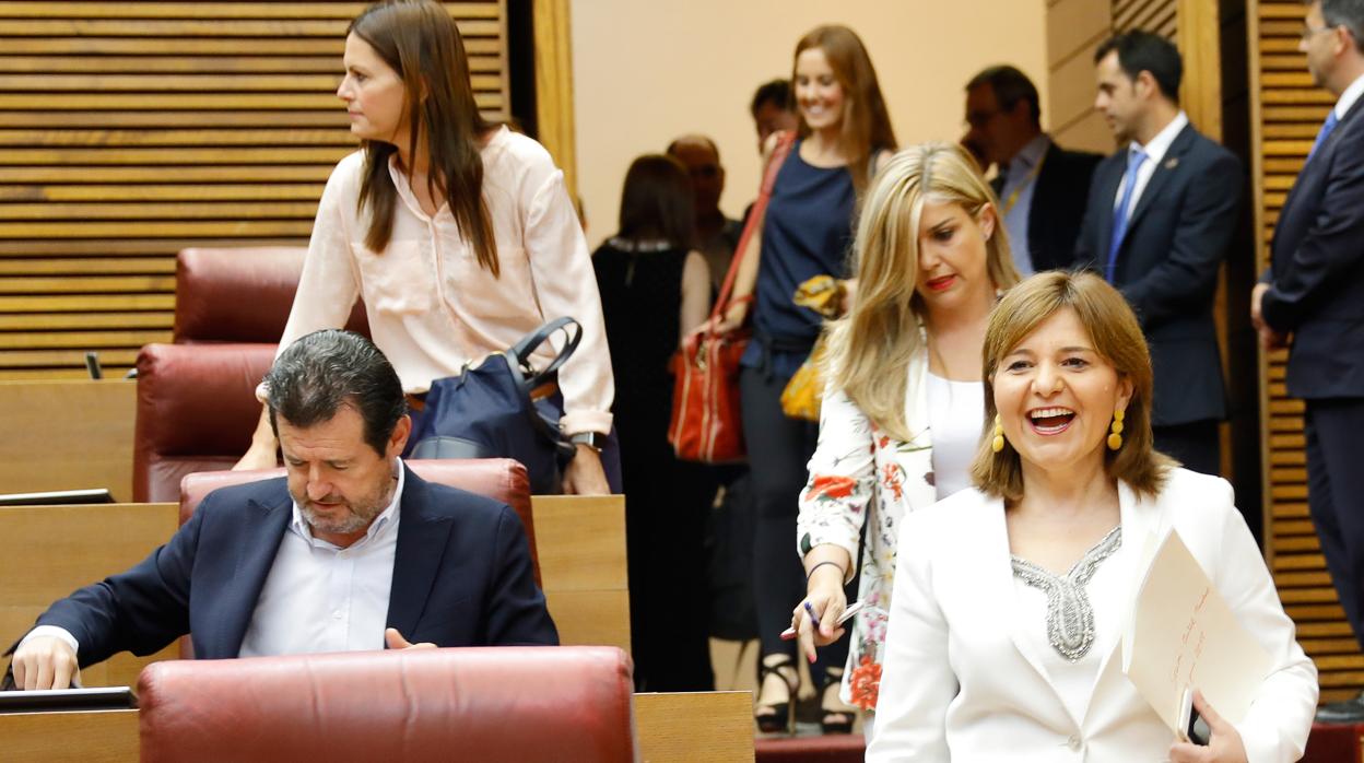 Isabel Bonig y María José Catalá conversan en las Cortes Valencianas en presencia de Eva Ortiz