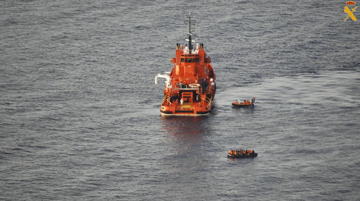 Fotografías facilitadas por la Guardia Civil y realizadas desde el avión Cuco 502 que alertó, esta madrugada, del avistamiento de tres embarcaciones localizadas en el mar de Alborán