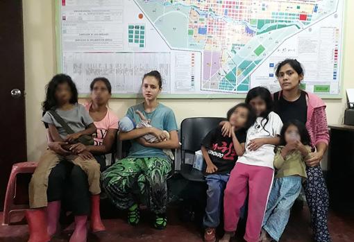 Imagen de Patricia Aguilar, en el centro, con el resto de mujeres y niños rescatados