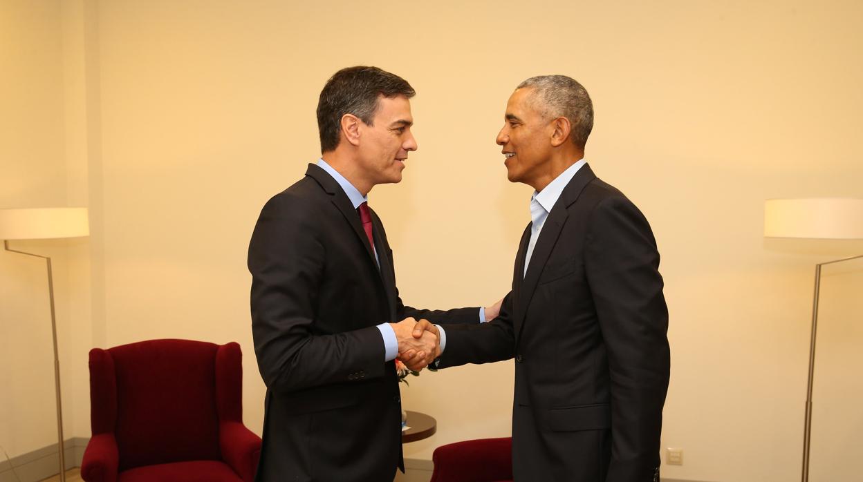 Sánchez y Obama se saludan antes de su encuentro
