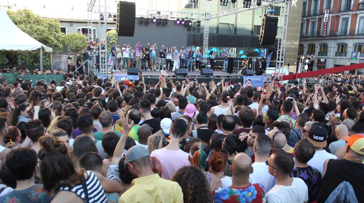 Público congregado en Pedro Zerolo durante el pregón del Orgullo Gay