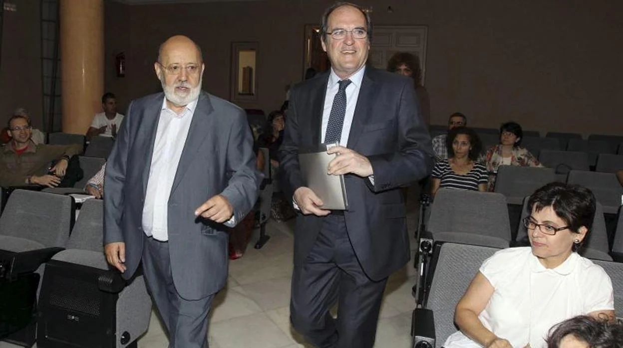 José Féliz Tezanos (izquierda) junto a Ángel Gabilondo, portavoz del PSOE en la Asamblea de Madrid