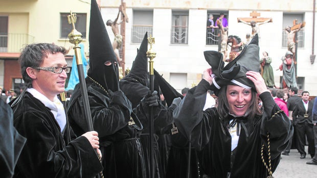 Igualdad cofrade en lista de espera