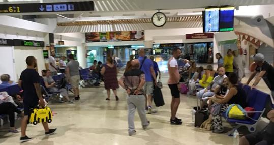 Los pasajeros, ya entrada la noche, esperando en el Aeropuerto de Lanzarote