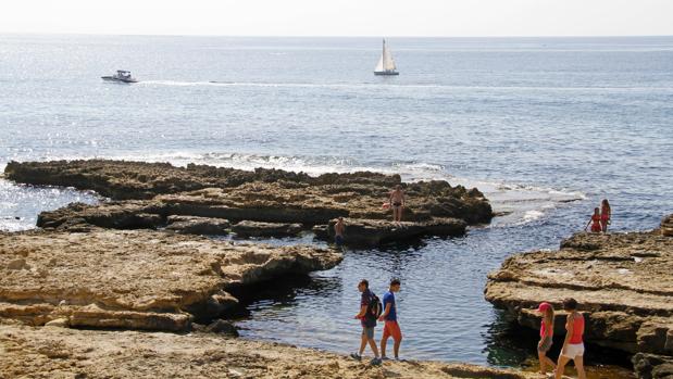 Herido un menor con posible lesión medular tras saltar al mar desde una roca en El Campello