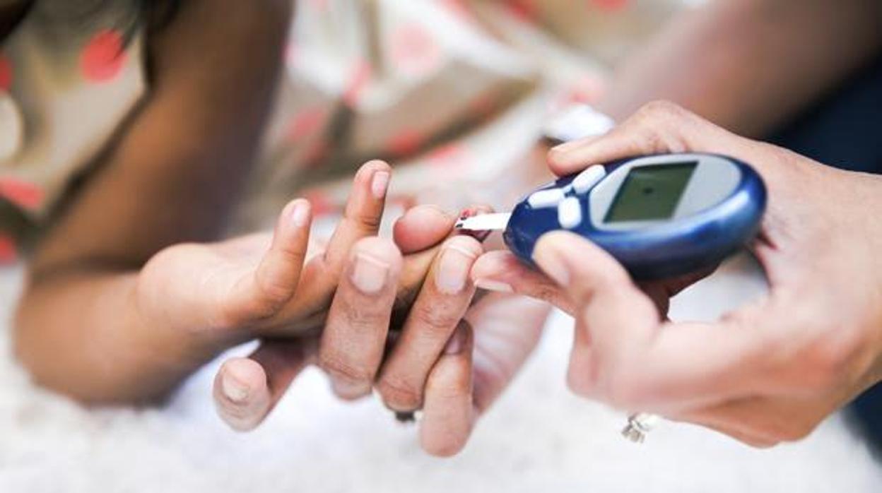 Un paciente se somete a una prueba para controlar los niveles de glucosa