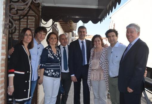 Cruz y Rodríguez posan con el alcalde José Manuel Tofiño; el presidente de la Diputación, Álvaro Gutiérrez y la consejera de Empleo, Patricia Franco, entre otros