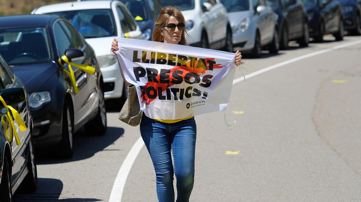 Una manifestante independentista ante la cárcel de Lledoners
