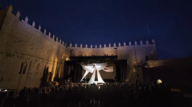 La Diputación vuelve a llenar el Castillo de Peñíscola esta noche con la ópera «La Bohème»