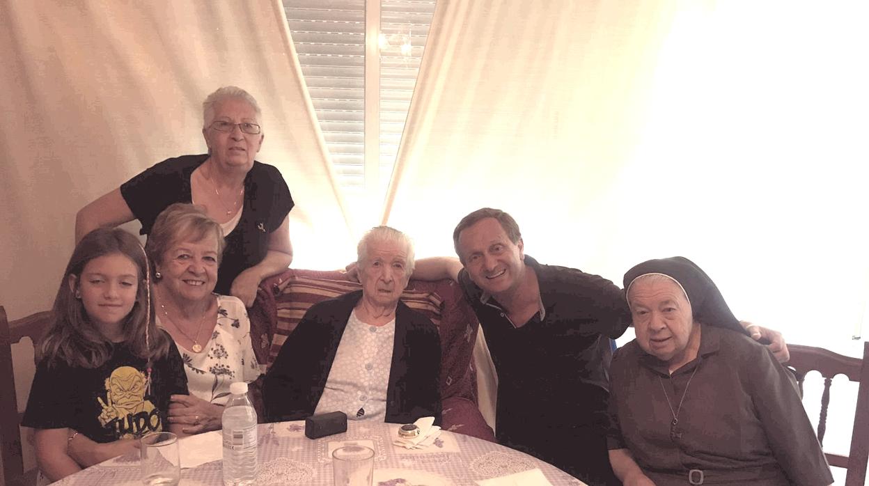 Marcelina , en el centro, junto al sacerdote José Antonio Jiménez y algunos familiares