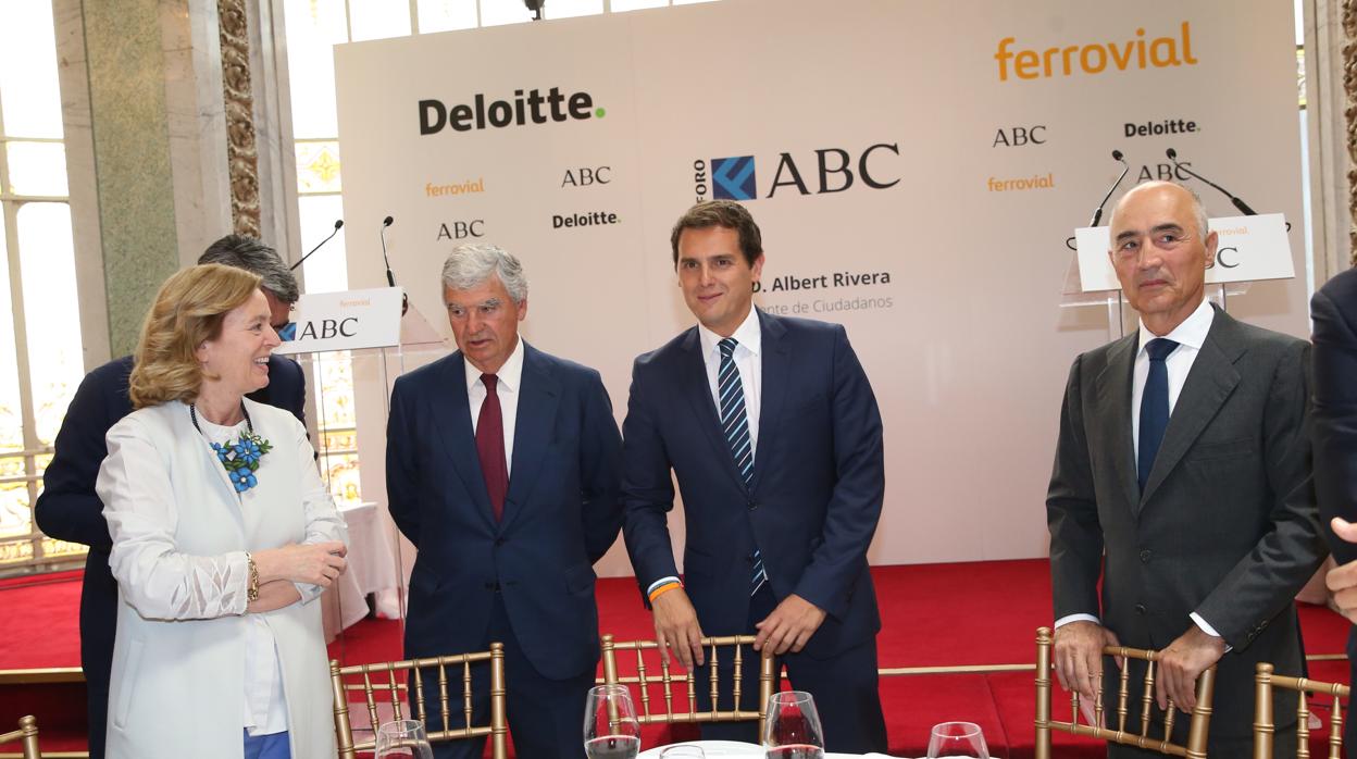 Rivera, junto a Catalina Luca de Tena, Santiago Bergareche y Rafal del Pino