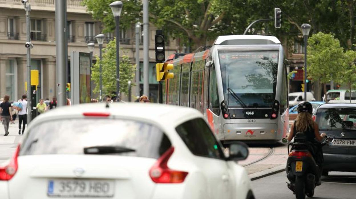 El tranvía de Zaragoza a su paso por la Plaza Paraíso