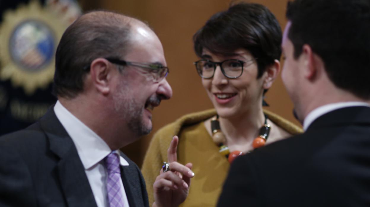 Lambán, junto a la presidenta de las Cortes de Aragón, Violeta Barba, de Podemos