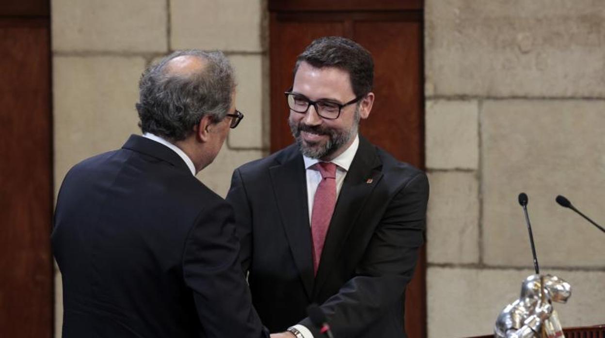 Quim Torra, presidente de la Generalitat, y Víctor Cullel, secretario del Gobierno, durante la toma de posesión de los consejeros en el Palacio de la Generalitat, el pasado mes de junio