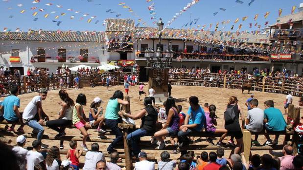 Encierros, vacas enmaromadas y música en las fiestas de la Caridad de La Puebla de Montalbán