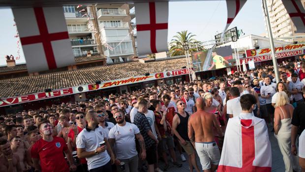 Miles de británicos toman el centro de Benidorm por el Croacia-Inglaterra