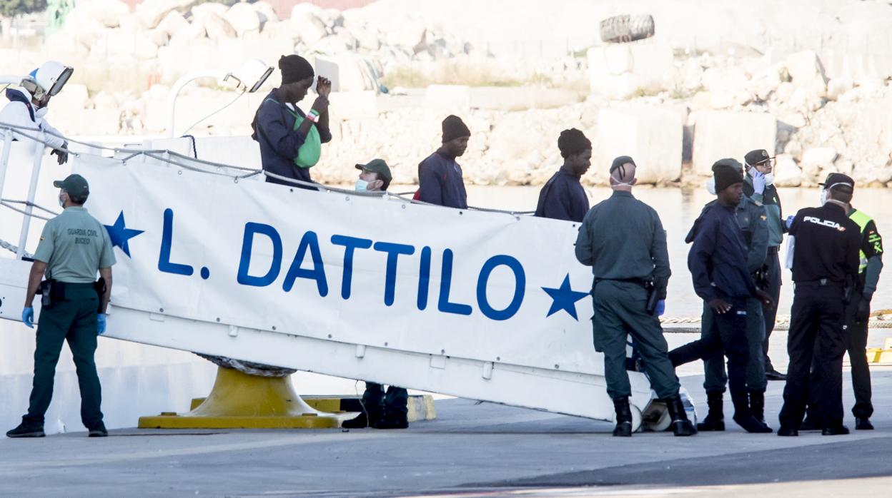 Varios inmigrantes desembarcan tras la llegada del primer barco, el Datillo, con parte de los pasajeros del Aquarius a mediados del mes pasado