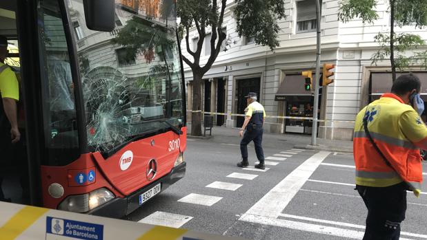 Un bus atropella de gravedad a un peatón y deja otros cuatro heridos en un polémico carril bus de Barcelona