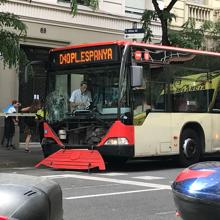 Un bus atropella de gravedad a un peatón y deja otros cuatro heridos en un polémico carril bus de Barcelona