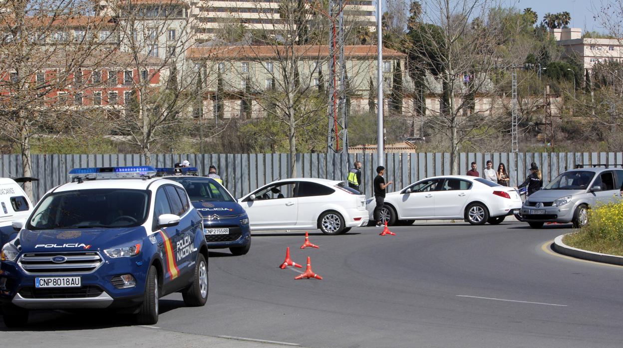 Control policial en acceso al recinto ferial de La Peraleda