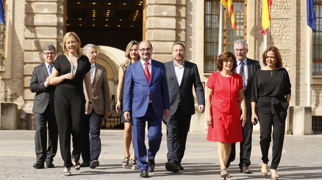 Javier Lambán (en el centro), junto a sus consejeros del Gobierno regional