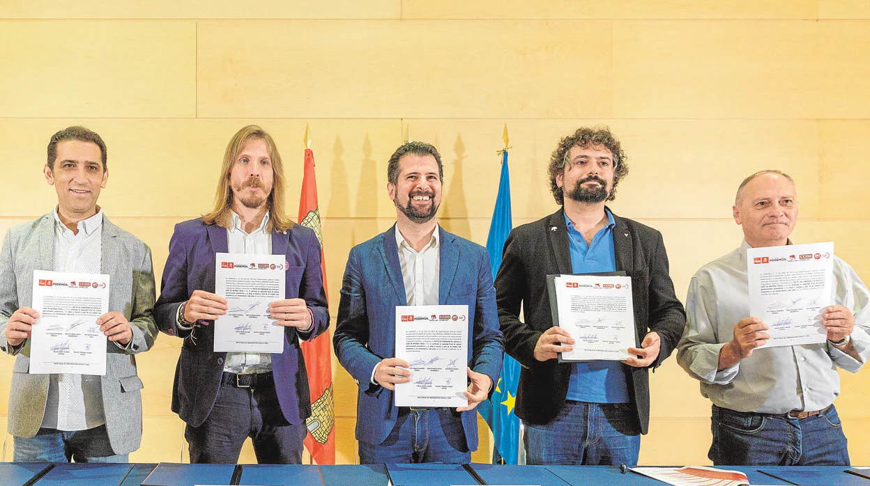 Andrés (CCOO), Fernández (Podemos), Tudanca (PSOE), Sarrión (IU) y Temprano (UGT), tras la firma del pacto