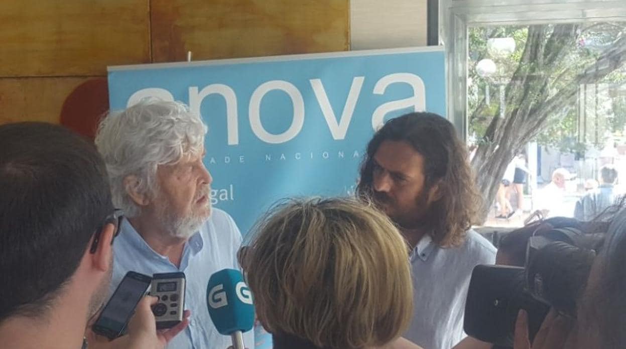 Xosé Manuel Beiras y Antón Sánchez atienden a los medios antes de la reunión de Anova
