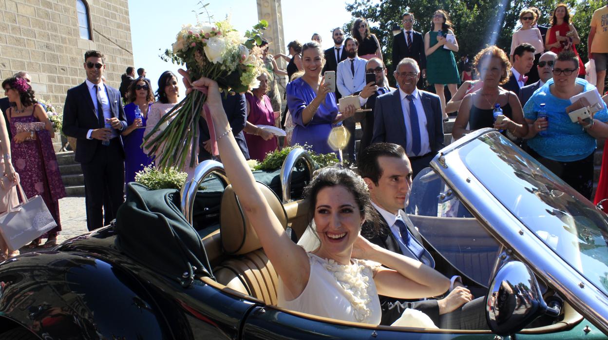 Beatriz y Miguel salen de la iglesia convertidos en marido y mujer