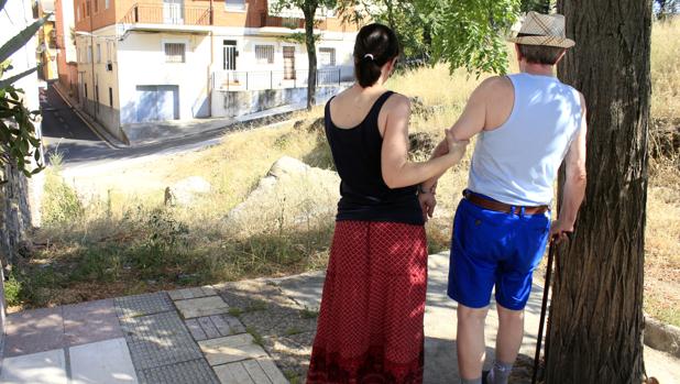 El estado de la calle no deja salir de su casa a un enfermo crónico en Toledo