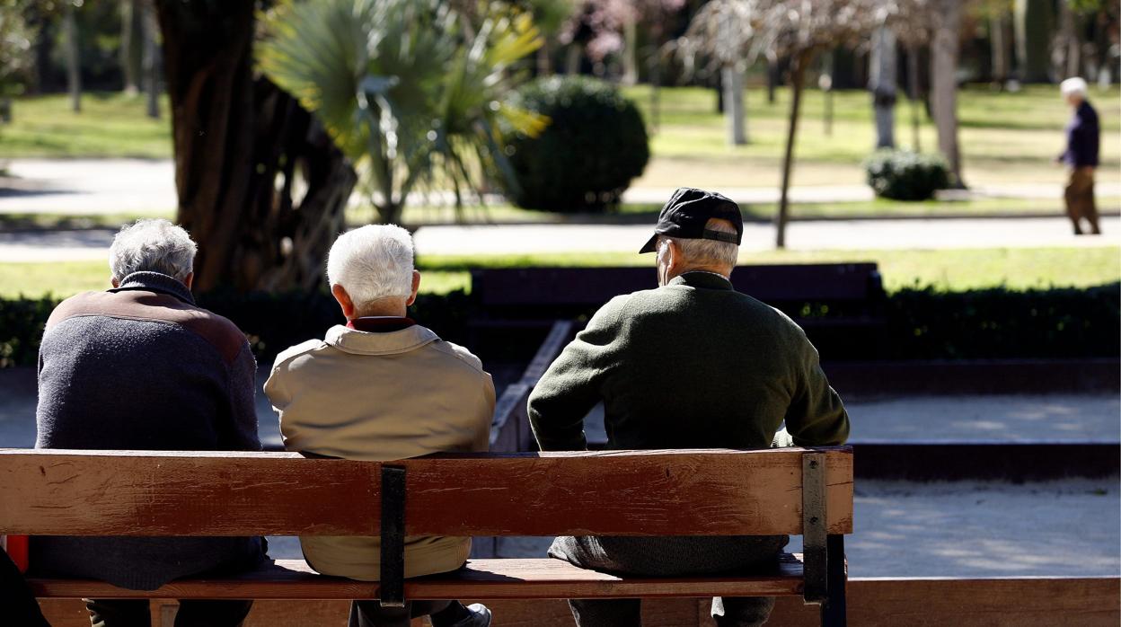 Ancianos descansan en los jardines de Biberos, Valencia