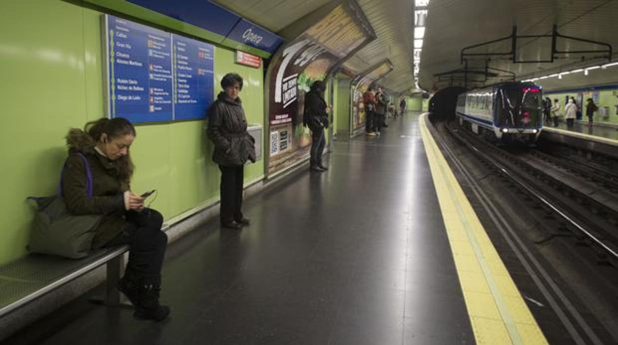 Varias personas esperan a la llegada del siguiente convoy en la línea 5