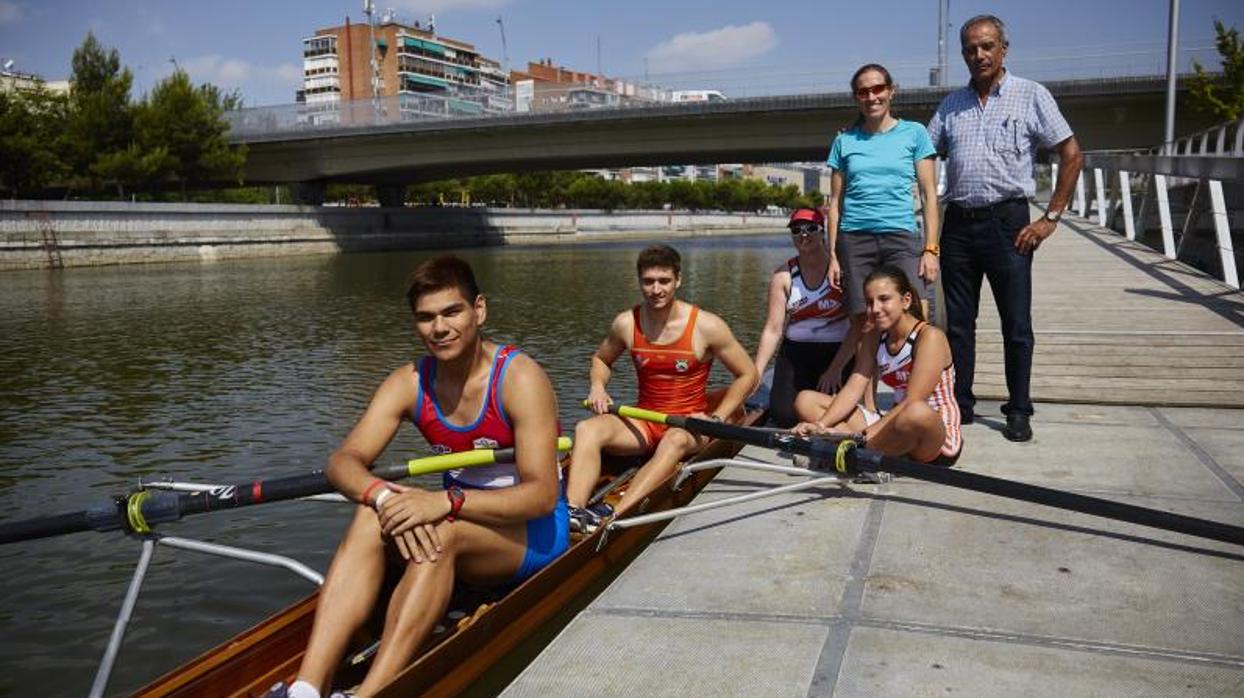 De izquierda a derecha, los remeros César Espínola , Jorge Meléndez , Cordelia Morris, Ruth Montesinos , Lorena Rodríguez (Entrenadora de remo y coordinadora de la escuela) y Pedro Arévalo (presidente de la la federación de remo de Madrid)