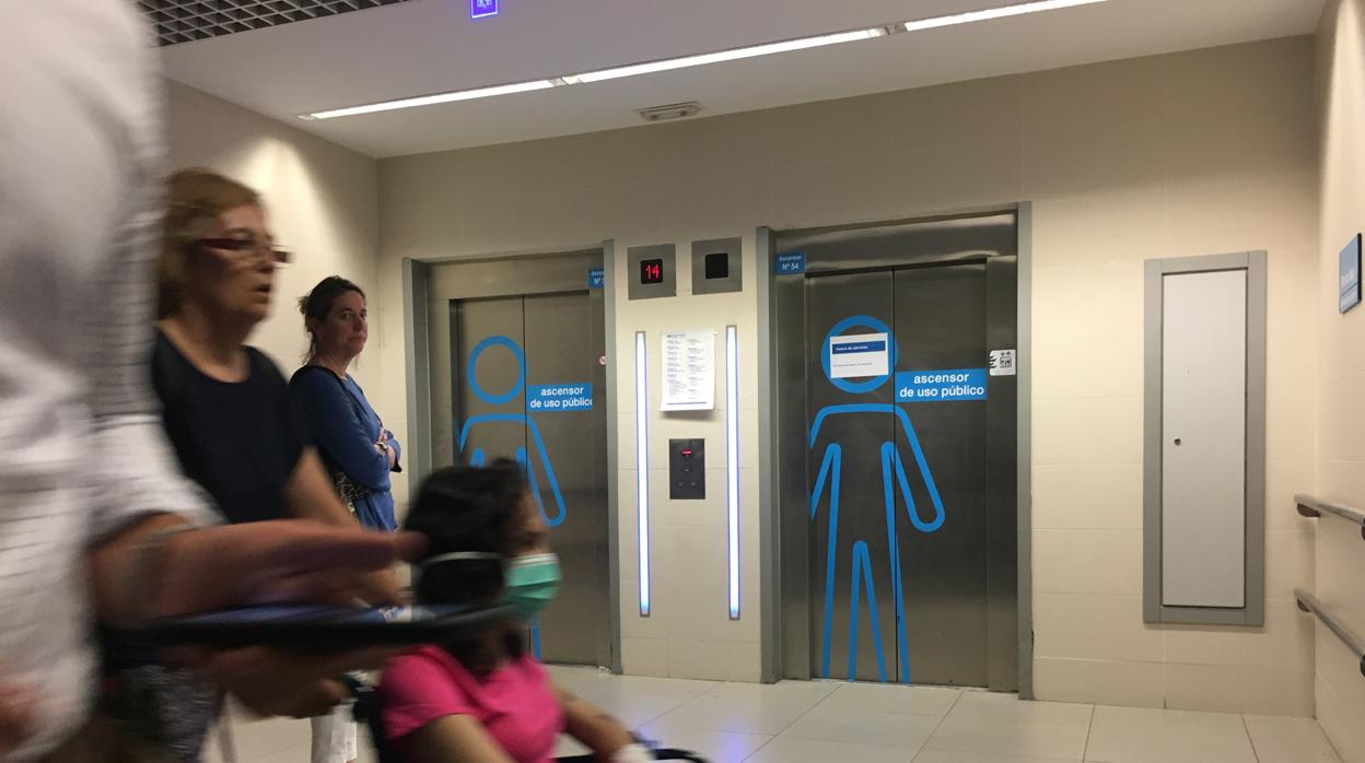 Pacientes frente al ascensor 54 del Hospital de La Paz, donde se halló al cadáver