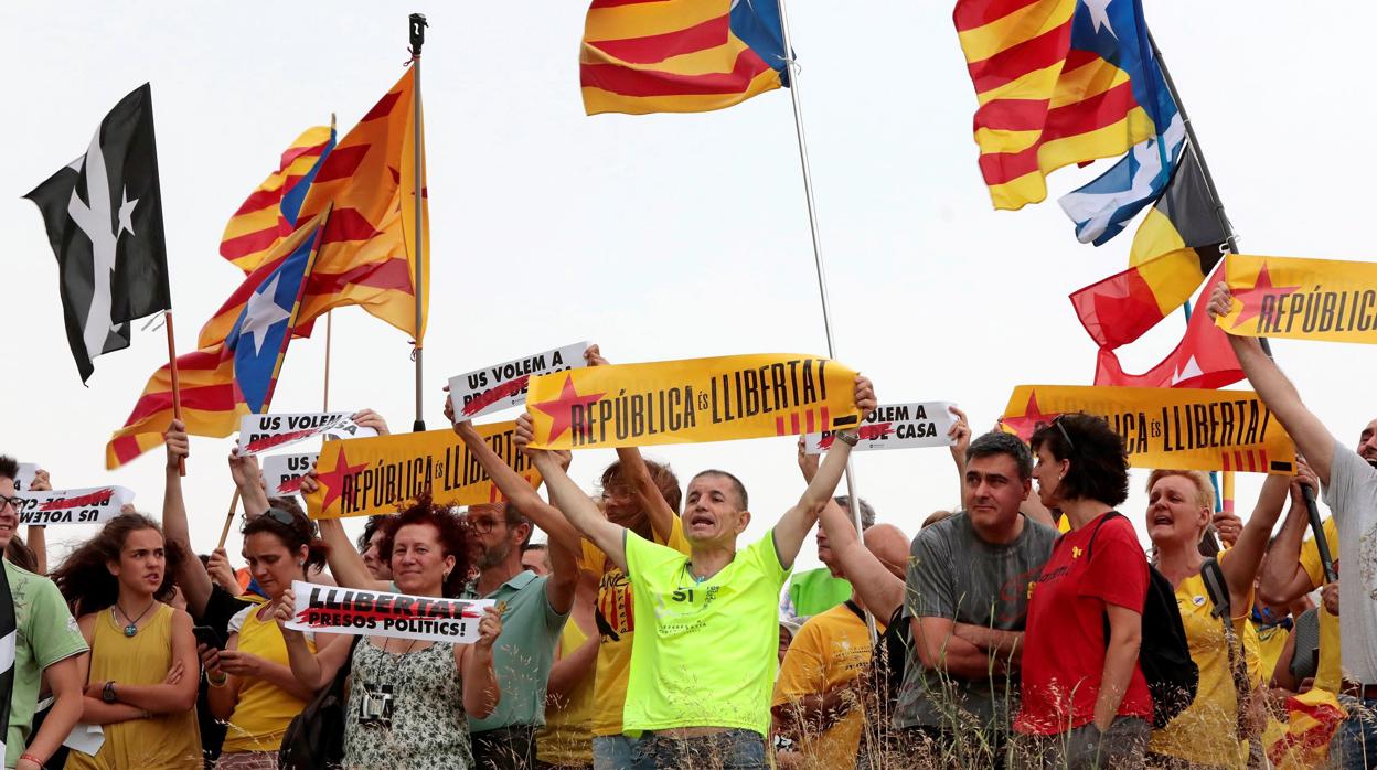Varios de los asistentes a la concentración convocada por Òmnium y la Assemblea Nacional Catalana (ANC), esta semana junto a la cárcel de Lledoners