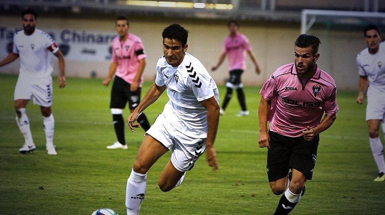 Juan Cifuentes Ortiz con el balón