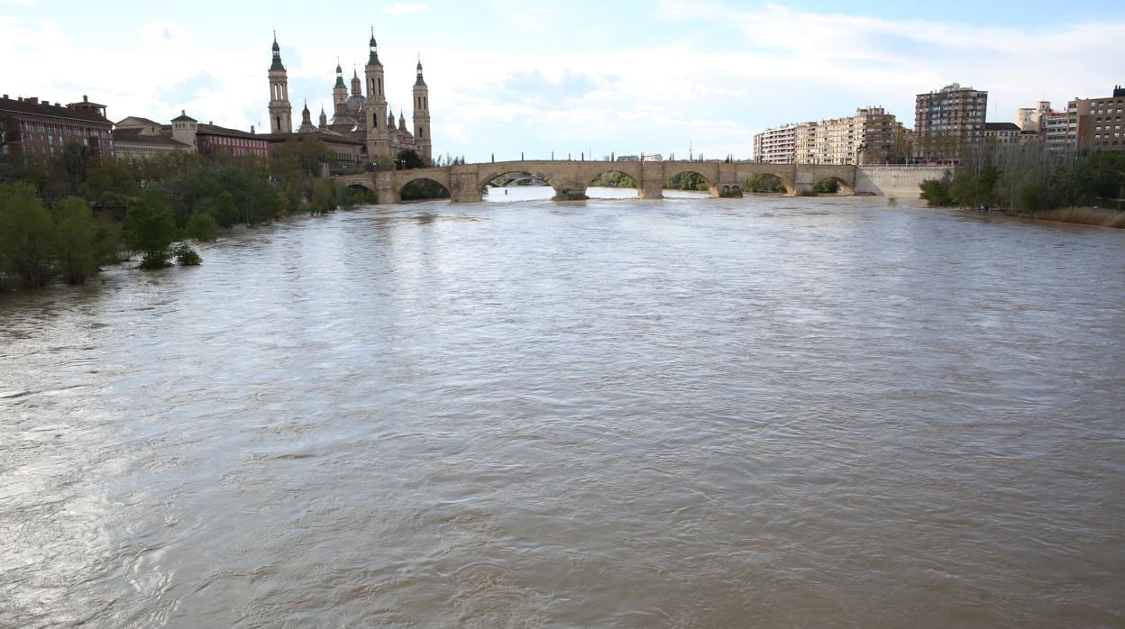 Imagen de archivo del Ebro a su paso por Zaragoza capital